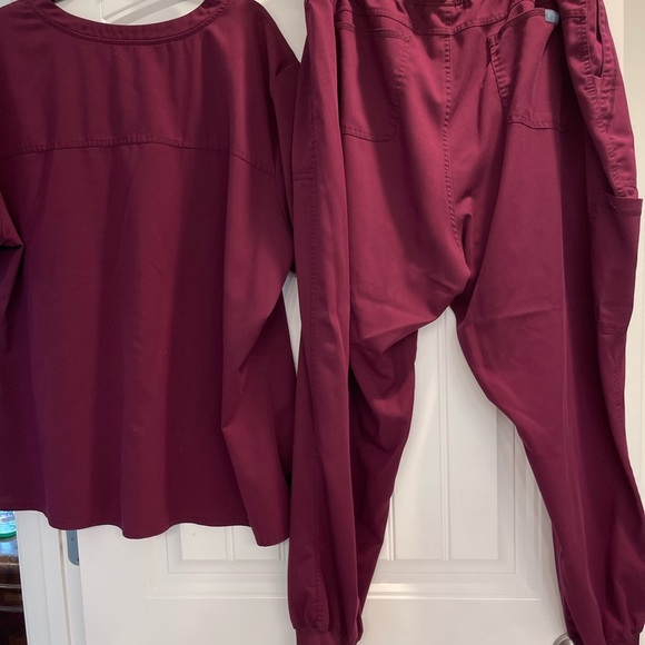 Med Couture scrub set burgundy wine top size 3x bottoms size 2x joggers - Picture 2 of 7